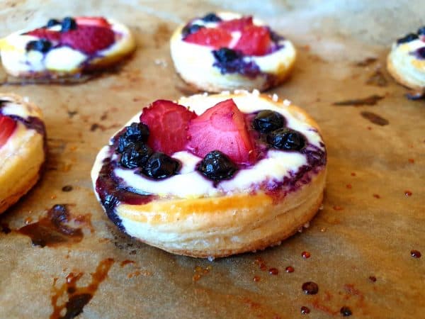 Sladkú verziu alá mini cheesecake nám chutí najviac. Pripravite si ju tak, že zmiešate 200 g termizovaný tvaroh, 1 žĺtko a cukor dľa chuti. Do stredu koláčika dáme cca 1 kopcovitú čl plnky. Nie moc kopcom lebo nám bude vytekať. Tak aby ju obruč po krajoch zastavila. Do tvarohu dáme nakrajané čerstvé alebo mrazené ovocie a posypeme ešte celé trstinovým cukrom. Ten cukor keď sa upečie, bude krásne chrumkať. Upečieme na 180 stupňov režim hore a dole cca 15 min.