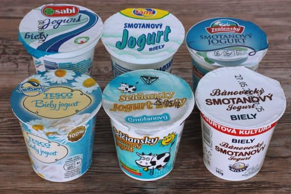2. KATEGÓRIA KRAVSKÝCH jogurtov 10% TUKU alias smotanové jogurty. Pre mňa bol chuťovo najdokonalejší SABI od Milk agro. Pristihla som sa, že ho jem jem a neviem prestať :D kyslosť žiadna, chuť zamatová a krémová a obsahuje aj kultúry lactobacilus a bifidobacilus (nemusíte kupovať probio v lekárni ;)) Ako jediný zo všetkých testovaných jogurtov mal na obale uvedene, ze je bez GMO. Cena za 150 gram je 0,45 centov. V tesnom závese sa umiestnili Bánovecký v cene 0,45 cent za 145 gramov, Selčiansky a Zvolenský v cene 0,42 centov za 145 gramov. 