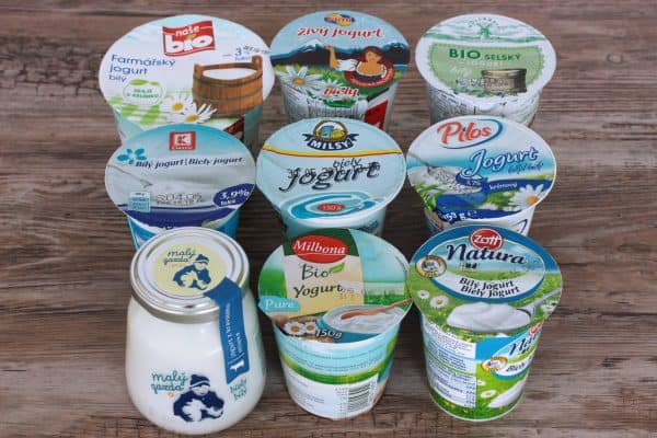 1. je KATEGÓRIA KRAVSKÝCH jogurtov 3,5% TUKU, toto je vyslovene jogurtová kategória. U mňa na plnej čiare vyhral jogurt Natura od Zott, v cene 0,45 cent za 150 gram. Veľmi jemný jogurt chuťovo ako domáci, najmenej kyslý. O máličko v tesnom závese sa umiestnili Pilos z Lidla v cene 0,19 cent za 150 gram (mimochodom tento jogurt vyrába hollandia), Bio Milbona Lidl v cene 0,33 cent za 150 gram, Kaufland K-classic v cene 0,19 cent za 150 gram a bio Hollandia v cene 0,39 cent za 180 gramov.