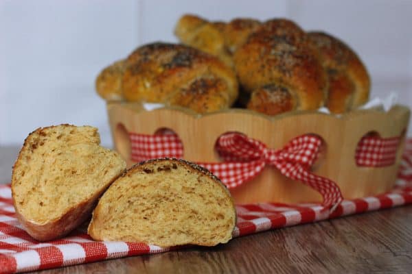 Nakysnuté lupačky potrieme poriadne vajíčkom a posypeme modrým aj bielym makom. Dáme piecť na 10-12 min podľa toho, ako vám pečie rúra, musia byť dozlatava. Upečené lupačky vyberieme, dáme na mriežku a necháme úplne vychladnúť. 