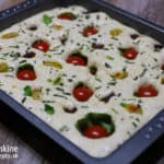 Talianska foccacia s rozmarínom, bazalkou, olivami a cherry